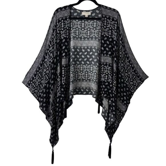 Selga Tops - Selga one size black & white paisley tassel ruana open front